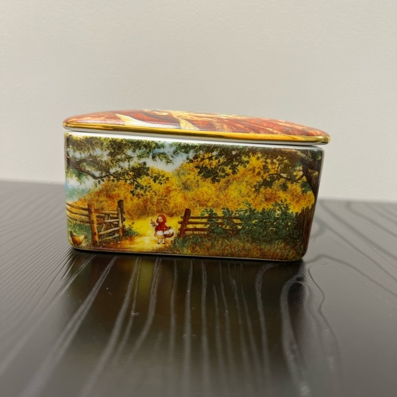 Ardleigh Elliott Porcelain Music Box Scott Gustafson Little
Red Riding Hood. - Picture 6 of 8